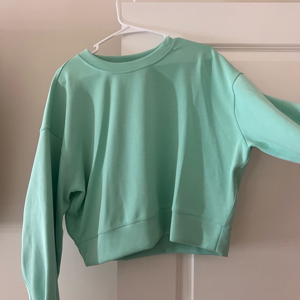 lululemon cropped crewneck. size 8